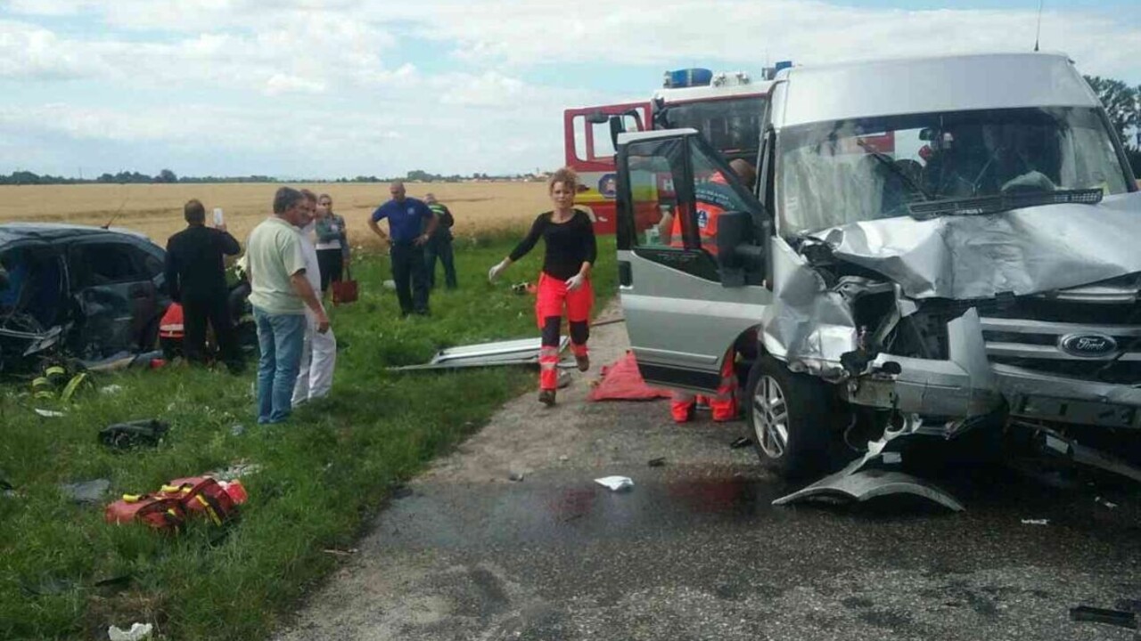 Hasiči zasiahli pri vážnej dopravnej nehode, hlásia zranených