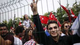Zatýkanie pred voľbami. Dôvodom je údajné prepojenie armády na Gülena