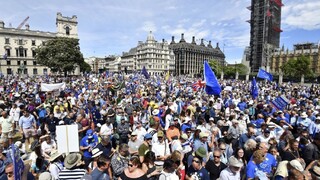 Tisícky Britov žiadajú v uliciach nové referendum o brexite