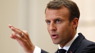 Macron ľutuje, že predvolebnú kampaň nezačal skôr. Podľa najnovších prieskumov má iba malý náskok