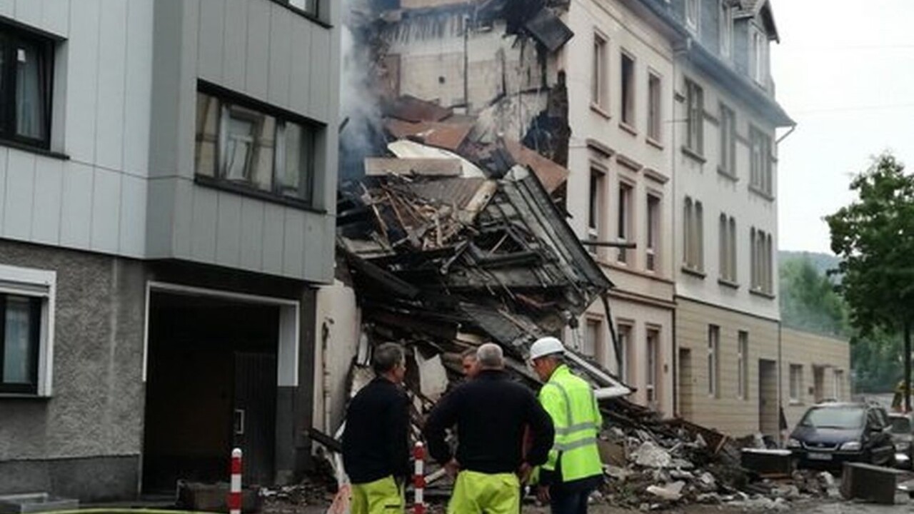 Po výbuchu plynu sa zrútila bytovka, v troskách pátrali po ľuďoch