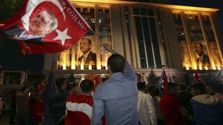 Voľby v Turecku sa skončili, Erdogan sa vyhlásil za víťaza