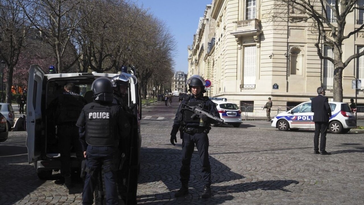 Polícia zatkla extrémistov, ktorí mali plánovať teroristické útoky