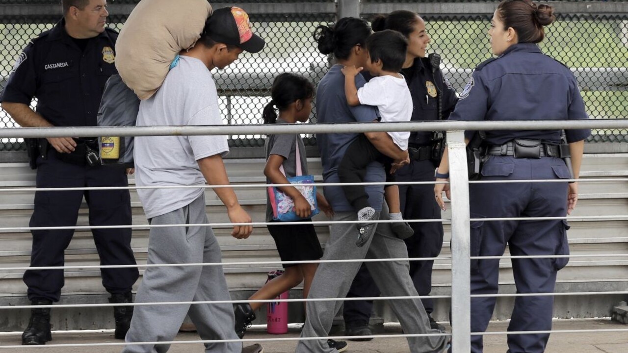 Tábory pre utečencov chcú USA postaviť na vojenských základniach