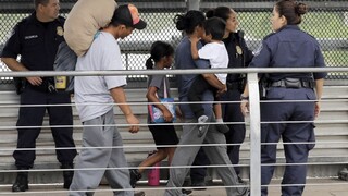 Tábory pre utečencov chcú USA postaviť na vojenských základniach