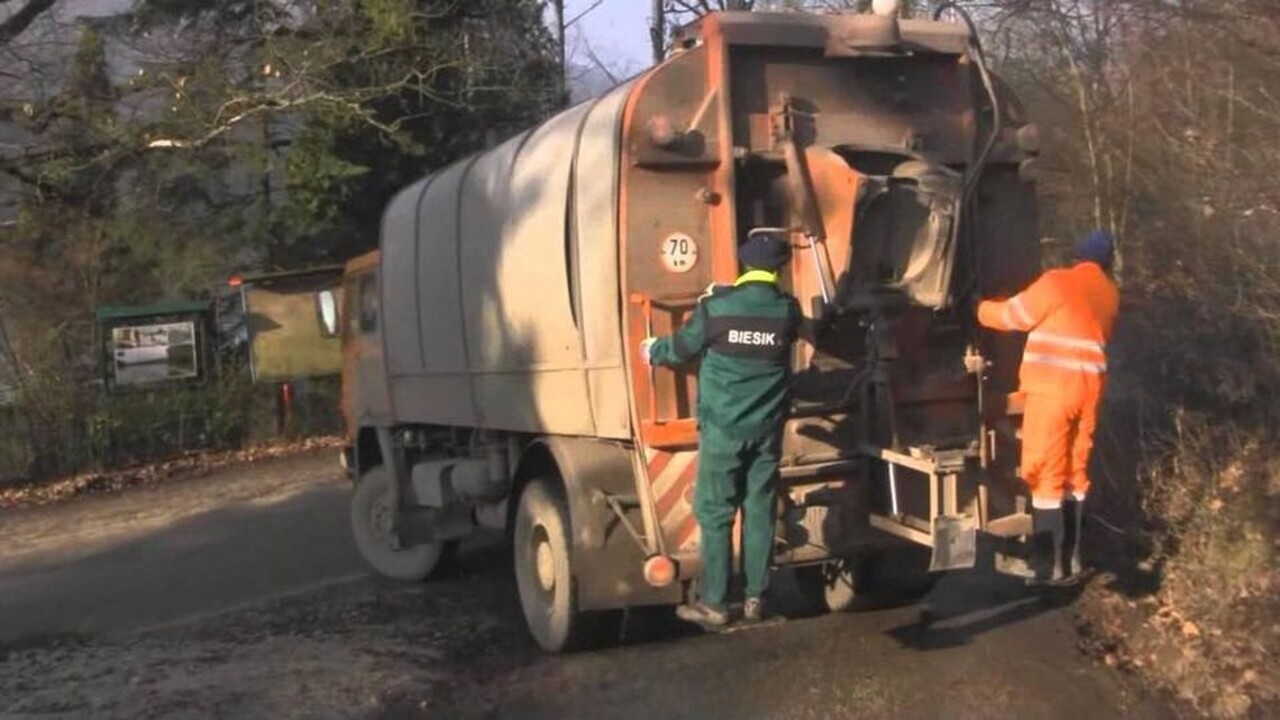 Opilec nasadol do smetiarskeho auta a razil si cestu mestom