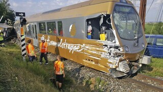 V Rakúsku sa vykoľajil vlak so školákmi, hlásia desiatky zranených