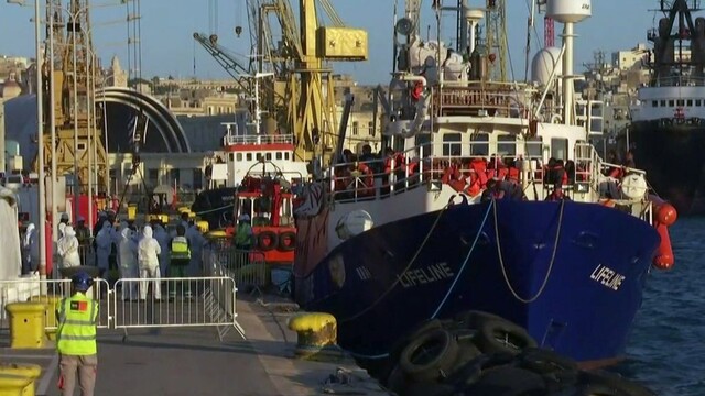 Loď s migrantmi zakotvila na Malte, má si ich rozdeliť osem štátov