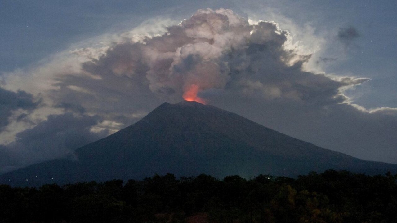 Sopka chrlila popol a plyny, letisko po výbuchu opäť otvorili