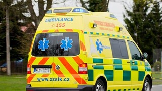 V Prahe sa zrazil autobus plný detí s autom. K nehode prišla sanitka veľkosti nákladného auta