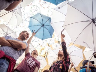 Dáždniky dáždniková ulica artfestival 1140 px (SITA/Diana Černáková)
