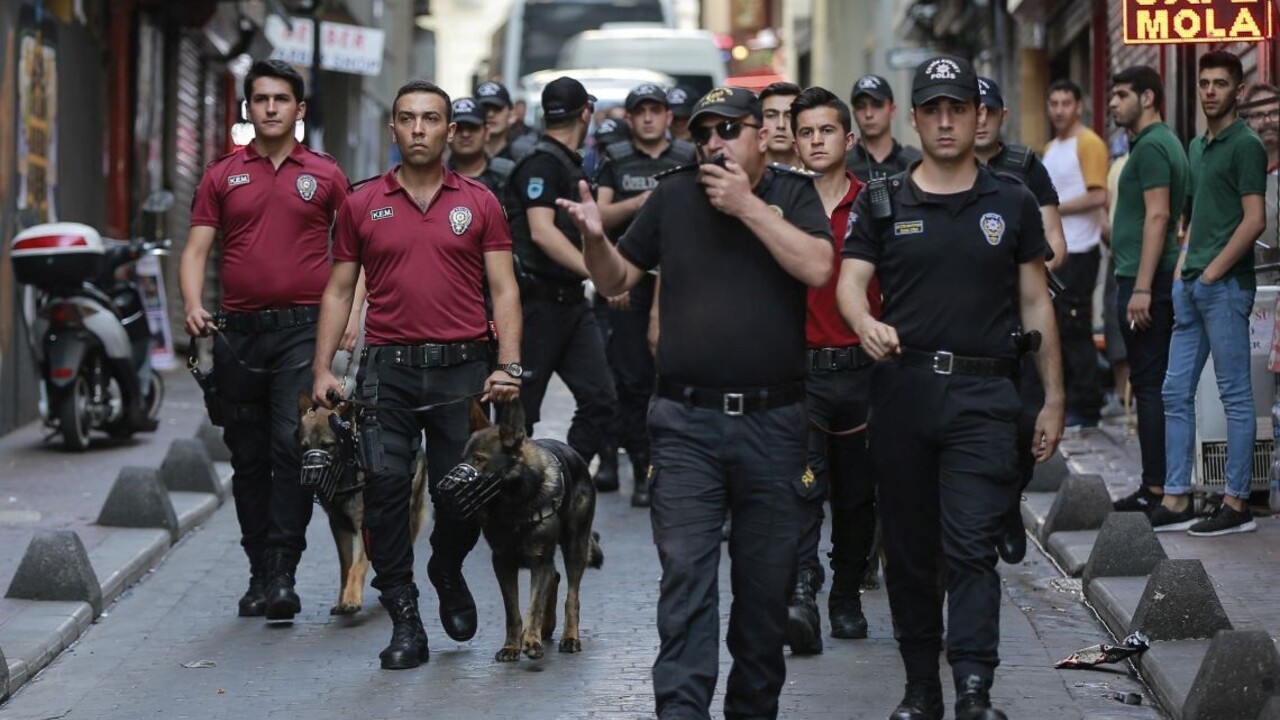 Turecká polícia rozohnala dúhový pochod, použili obušky i plyn