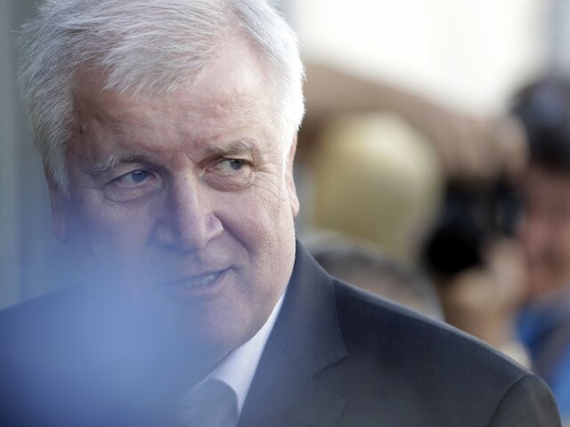 Vládna kríza vrcholí. Nenechám sa vyhodiť Merkelovou, vyhlásil Seehofer