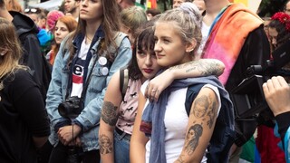 Poslanci budú hlasovať o právach pre páry gejov a lesieb