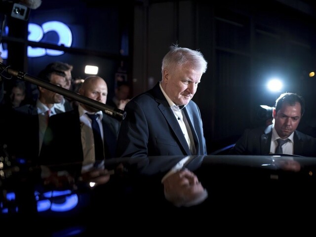 Migračná otázka vládu nepoloží, Seehofer zostáva ministrom