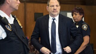 Weinstein čelí škandálu, zo sexuálnych útokov ho obvinili desiatky žien