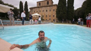 Salvini sa vykúpal v bazéne mafiána, pre zločincov má odkaz