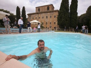 Salvini sa vykúpal v bazéne mafiána, pre zločincov má odkaz