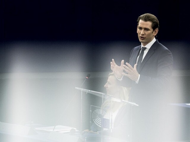 Kurz bude rokovať so Seehoferom, dôvodom sú migranti