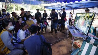 Futbalistov uviaznutých v jaskyni pripravujú na záchranu, učia sa potápať