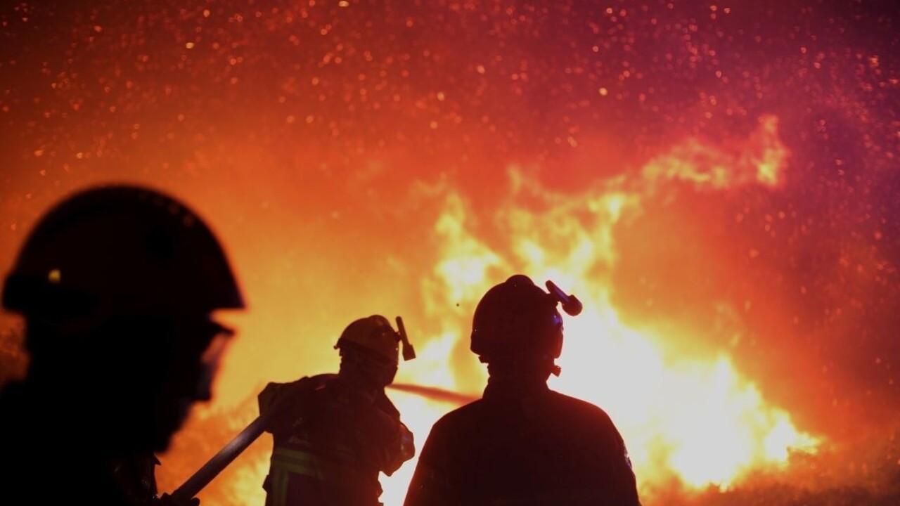 Desiatky hasičov bojovali s horiacim poľom, zapálilo ho zviera