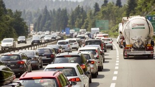 Slováci počas sviatku vyrazili na nákupy, na cestách sa tvorili kolóny