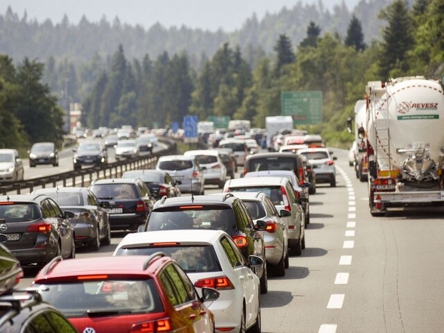 Slováci počas sviatku vyrazili na nákupy, na cestách sa tvorili kolóny