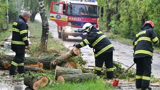 Západ Slovenska potrápili búrky, hasiči zasiahli desiatky krát