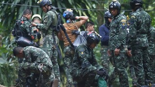 Záchrana malých futbalistov z jaskyne si vyžiadala prvú obeť