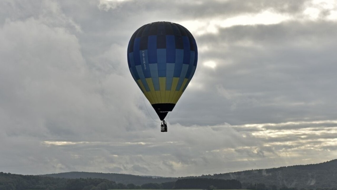 Marihuanu pestovali na nedostupnej plantáži. Odhalili ich z balóna