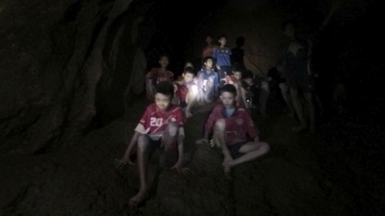 Miliardár Musk chce zachrániť detský futbalový tím v jaskyni