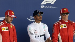 F1: Hamilton odštartuje z prvého miesta, bude čeliť tlaku Ferrari