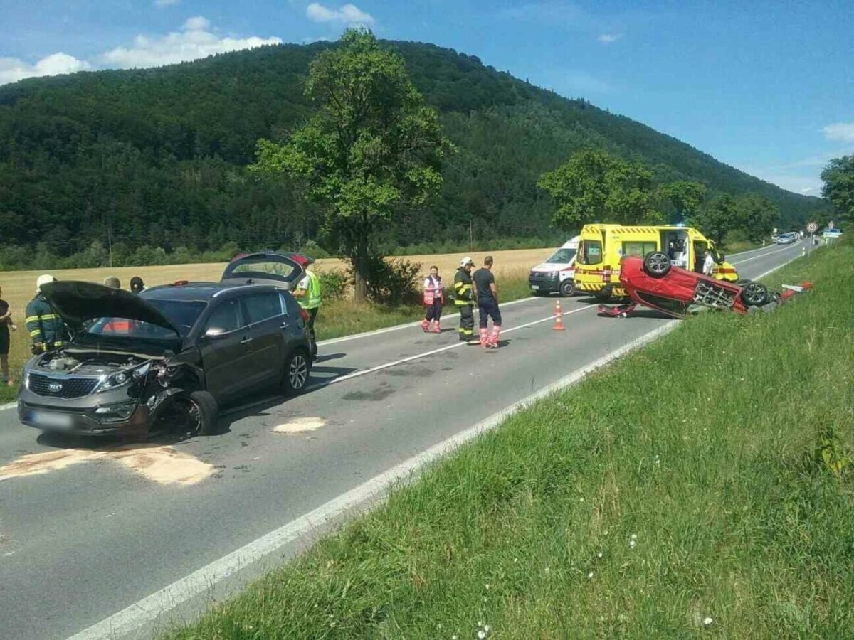 Hasiči zasiahli pri čelnej zrážke, jedno z áut skončilo na streche