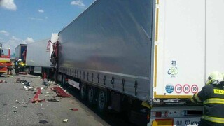 Diaľnicu do Bratislavy po tragickej nehode kamiónov uzatvorili