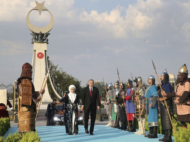Erdogan zložil prísahu, Turecko prechádza na nový systém