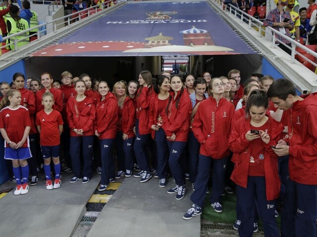 Dobrovoľníci pomáhajú fanúšikom aj tlači, domov sa im nechce