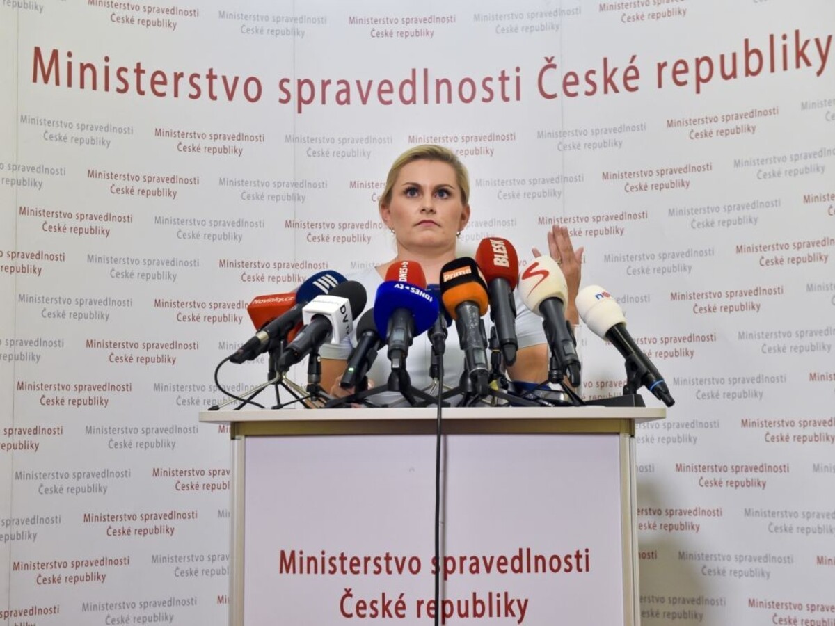 Zeman vymenoval nového ministra spravodlivosti, rezort preberá Kněžínek