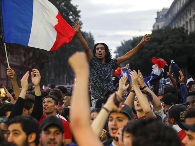 Paríž jasá, Francúzi oslavujú postup do finále MS