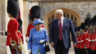 Trump a Melania navštívili kráľovnú na hrade, pozvala ich na čaj