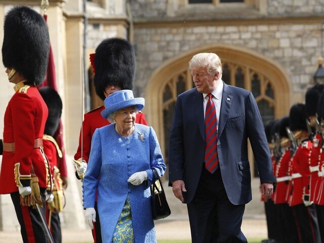 Trump a Melania navštívili kráľovnú na hrade, pozvala ich na čaj