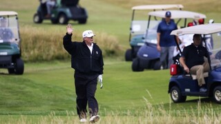 Trump si prišiel do Škótska zahrať golf, protestom sa nevyhol