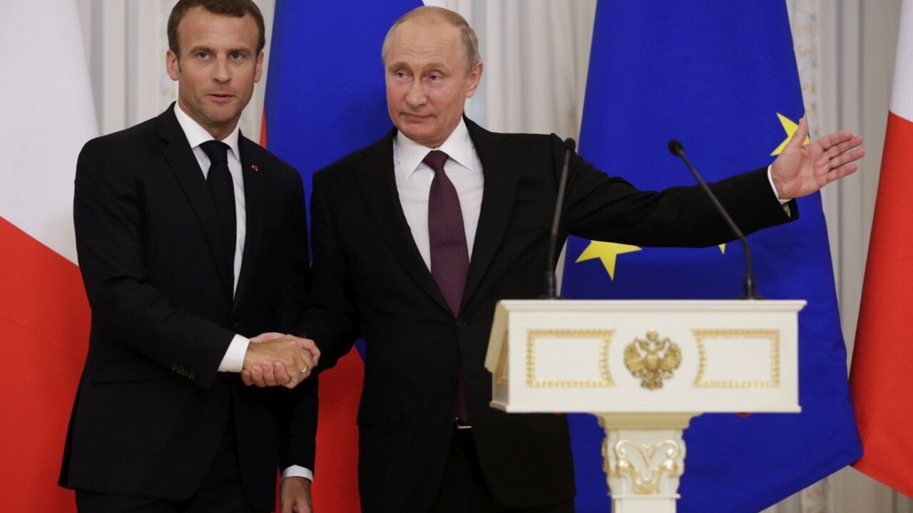 Macron Putin stretnutie 1140 px (SITA/AP)