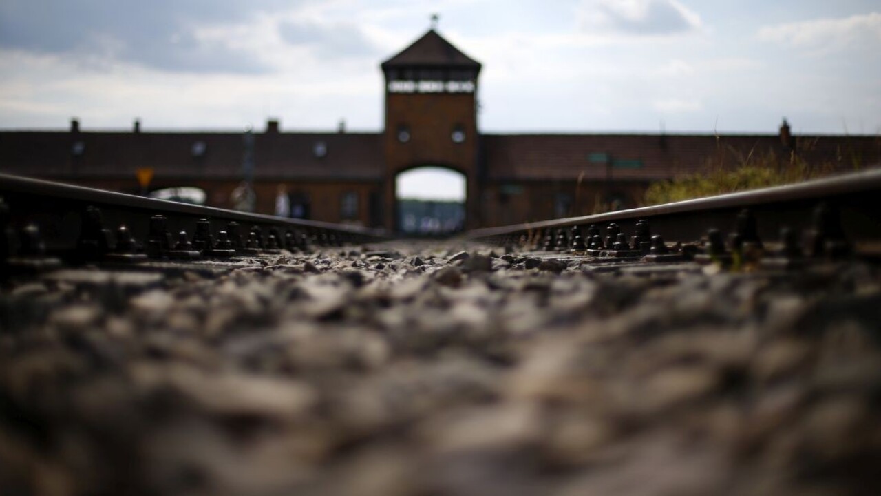 Turisti rozkrádali krematórium v koncentračnom tábore, chytili ich