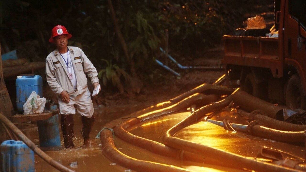 Musk ťažko urazil záchrancu detí z jaskyne, akcie Tesly klesli