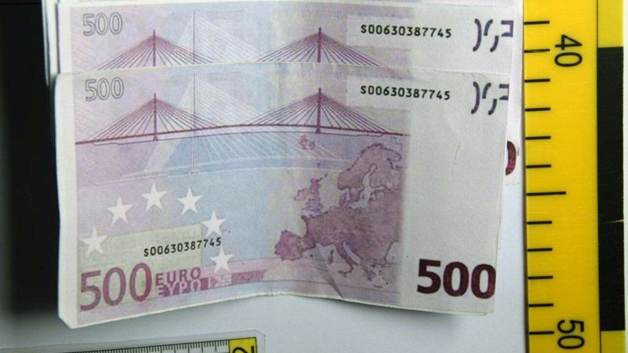 Mladí vyrábali eurobankovky vo veľkom, pri platení pohoreli