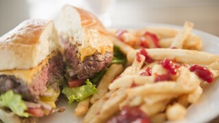 Do obchodov mieri mäso z laboratória, môže zmeniť naše zvyky