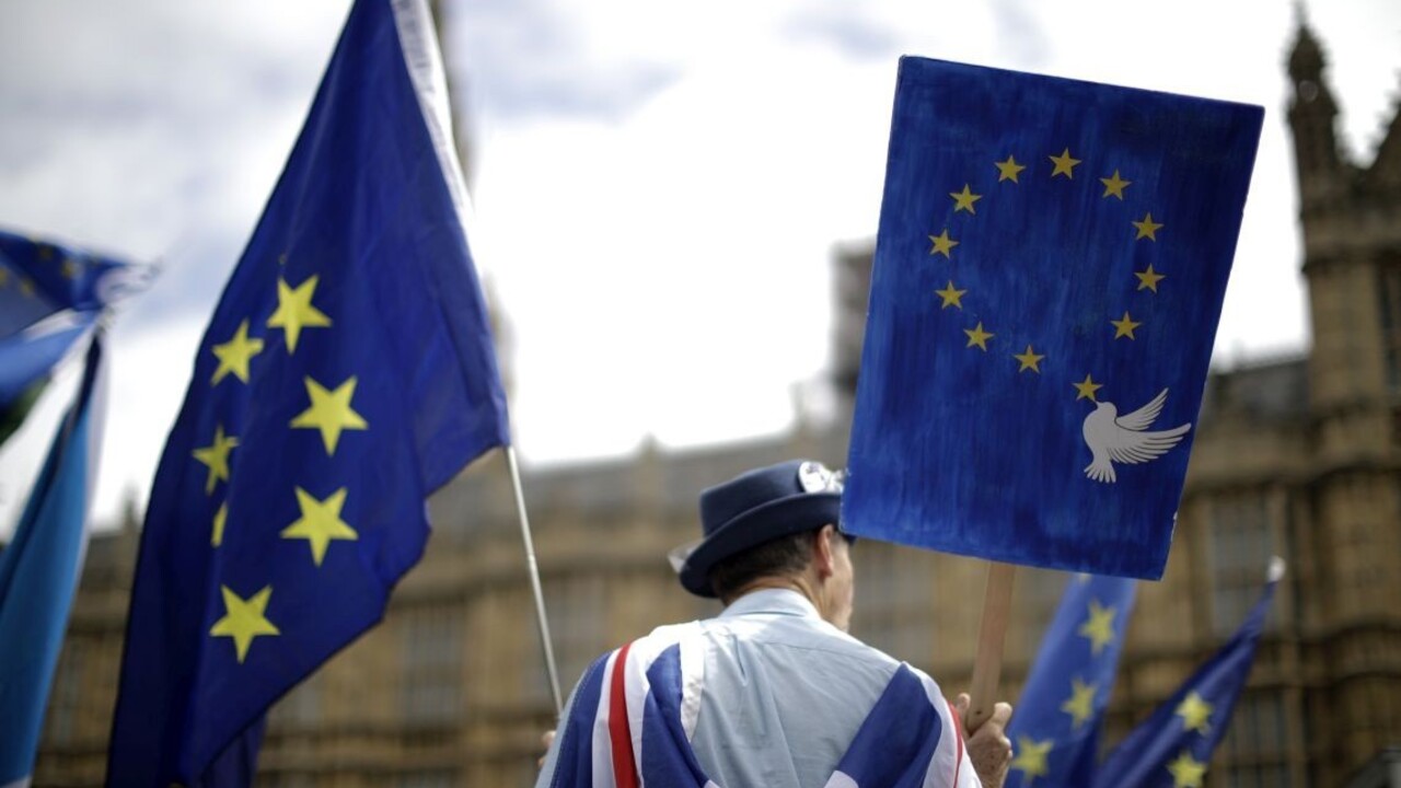 V hre sú rôzne scenáre. Brusel prezradil, ako sa pripravuje na brexit