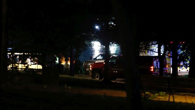 Loď sa prevrátila do rozbúreného mora, niekoľko ľudí prišlo o život