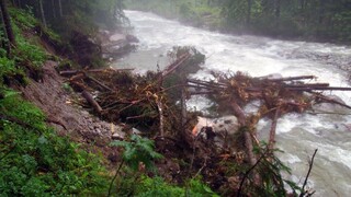 Mimoriadna situácia po povodni trvá, dôvodom je poškodený most
