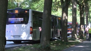 Muž v plnom autobuse vytiahol nôž, pobodal najmenej 12 ľudí